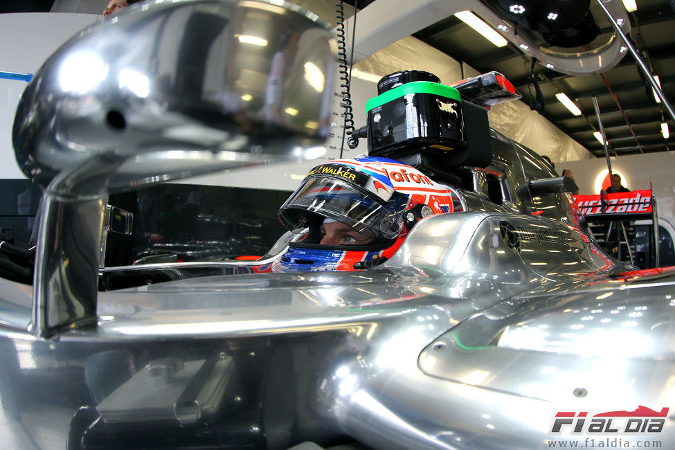 Jenson Button subiendose al MP4-27