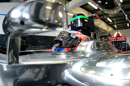 Jenson Button subiendose al MP4-27