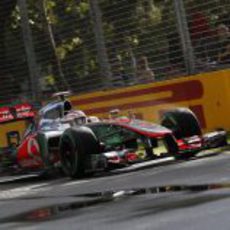 Jenson Button en el circuito de Albert Park con su MP4-27