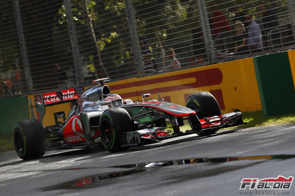 Jenson Button en el circuito de Albert Park con su MP4-27