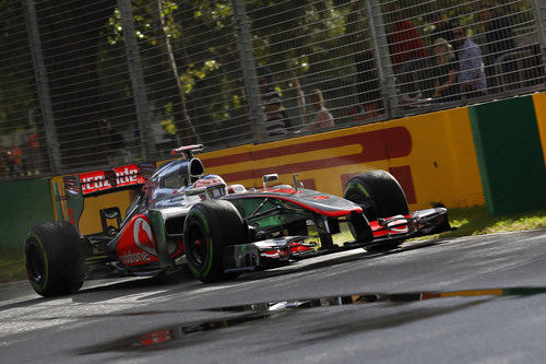 Jenson Button en el circuito de Albert Park con su MP4-27