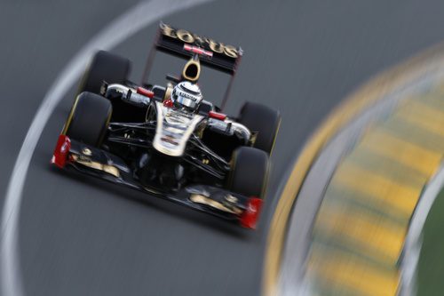 Kimi Räikkönen a toda velocidad sobre el trazado de Albert Park