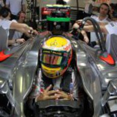 Lewis Hamilton impaciente en el cockpit del MP4-27