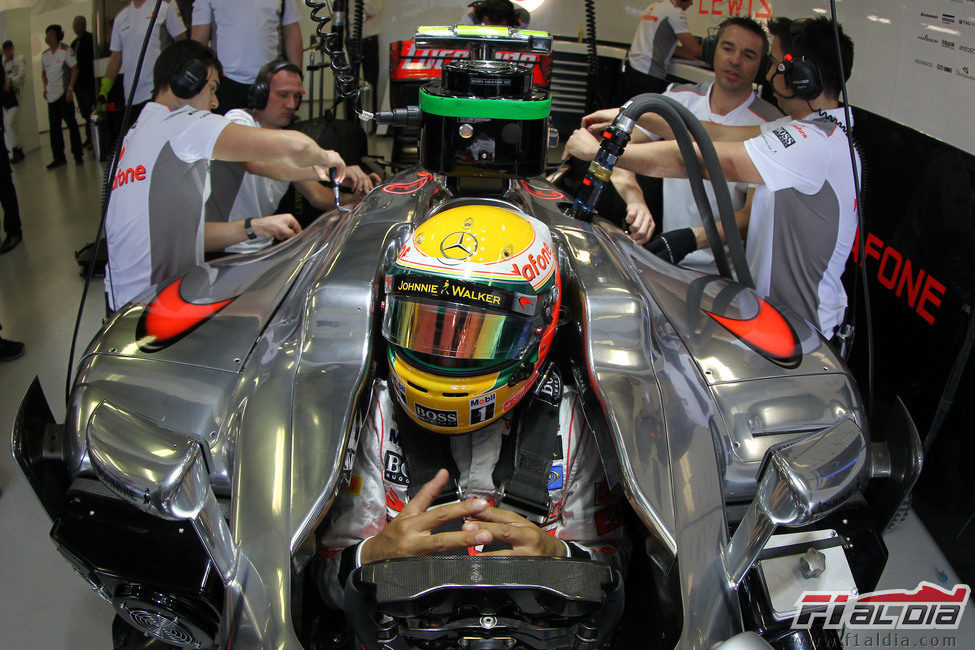 Lewis Hamilton impaciente en el cockpit del MP4-27