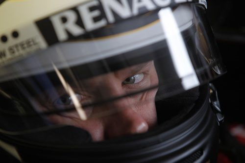 Kimi Räikkönen mira a través de su casco