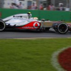 Lewis Hamilton completa su vuelta en Albert Park