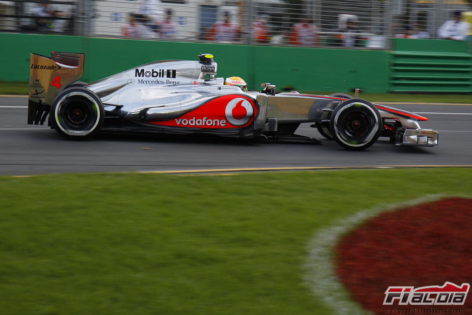 Lewis Hamilton completa su vuelta en Albert Park