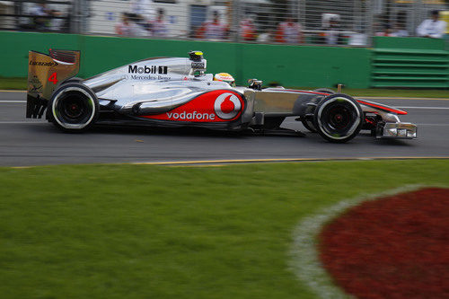 Lewis Hamilton completa su vuelta en Albert Park