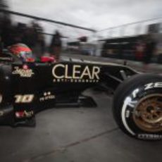 Romain Grosjean sale del box de Lotus en el circuito de Albert Park