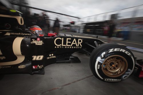 Romain Grosjean sale del box de Lotus en el circuito de Albert Park