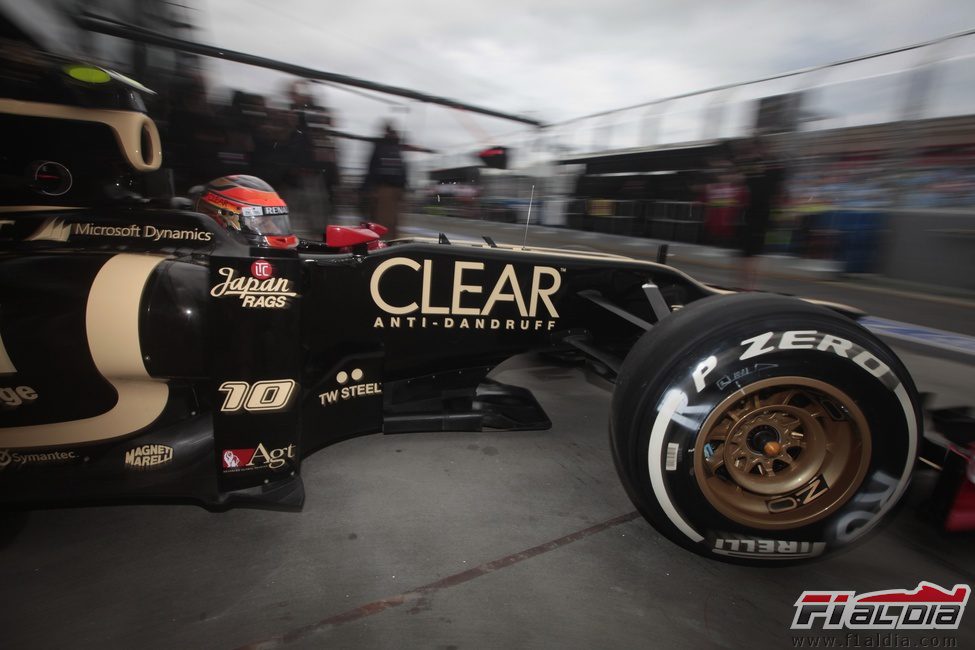 Romain Grosjean sale del box de Lotus en el circuito de Albert Park