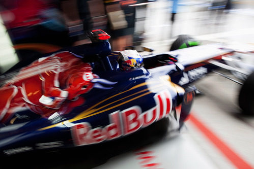 Daniel Ricciardo saliendo del garaje con su STR7