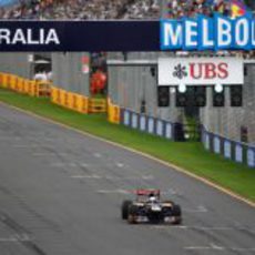 El STR7 de Jean Eric Vergne con el DRS activado