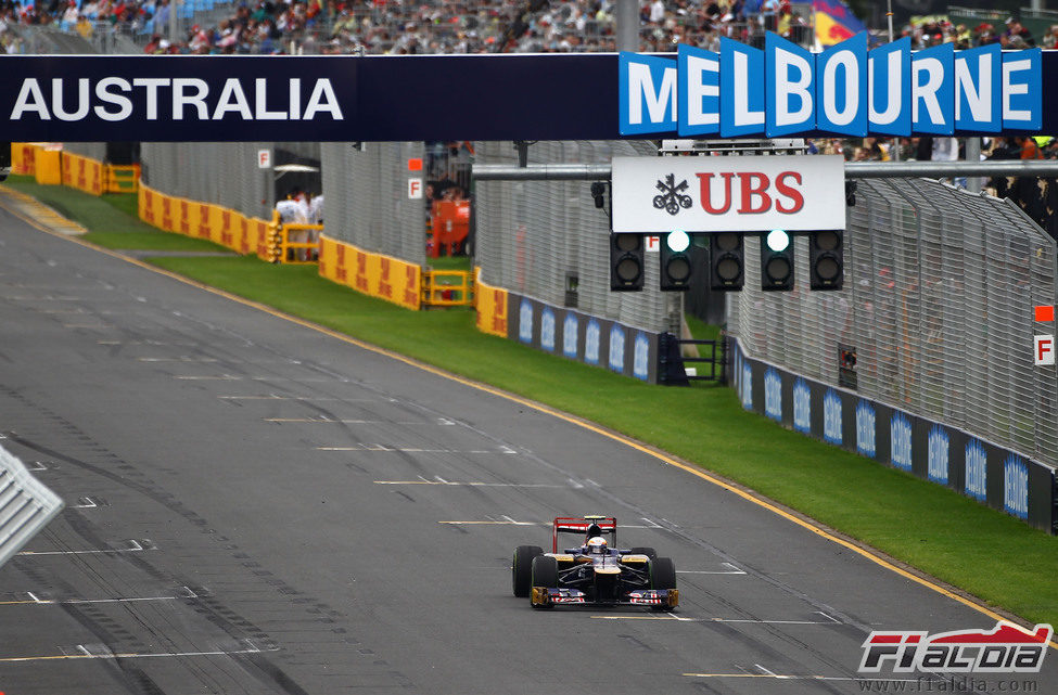 El STR7 de Jean Eric Vergne con el DRS activado