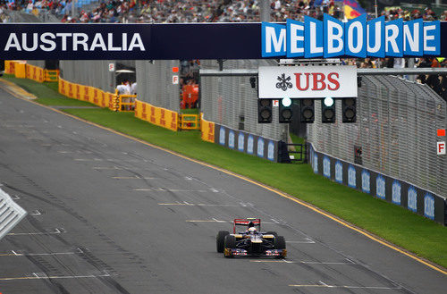 El STR7 de Jean Eric Vergne con el DRS activado