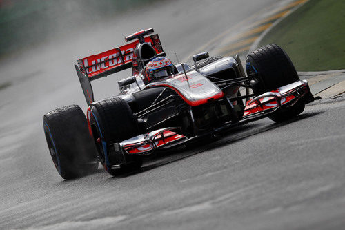 Jenson Button rueda sobre el asfalto mojado de Melbourne en los libres del viernes