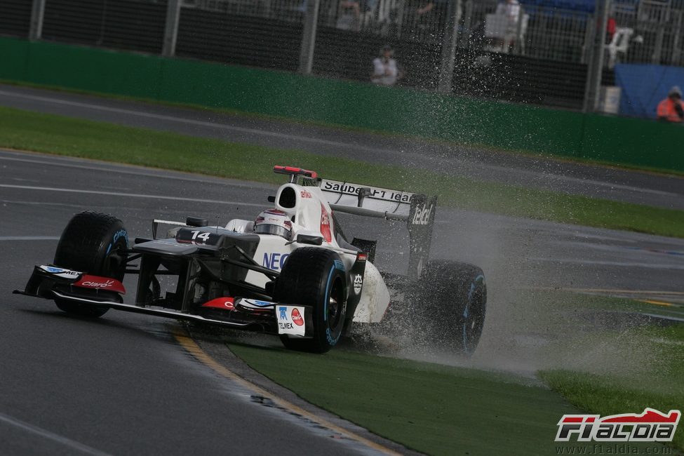 Kamui Kobayashi lucha con su C31 en Albert Park