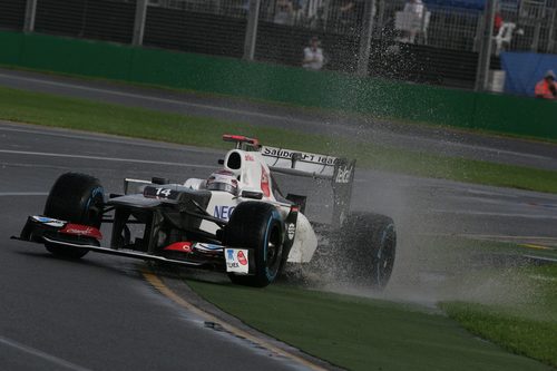 Kamui Kobayashi lucha con su C31 en Albert Park