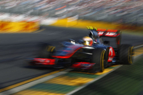 Hamilton en pista con el MP4-27