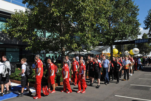 El equipo Ferrari llega al circuito de Albert Park