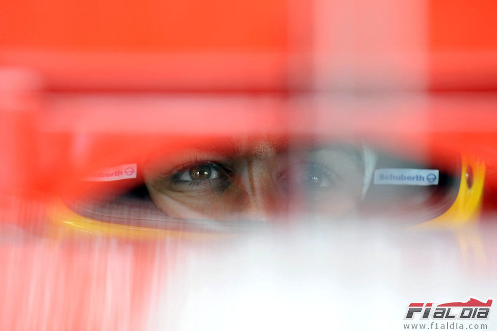 Fernando Alonso concentrado en el GP de Australia 2012