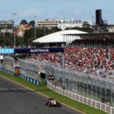 Narain Karthikeyan en la recta principal del circuito de Albert Park