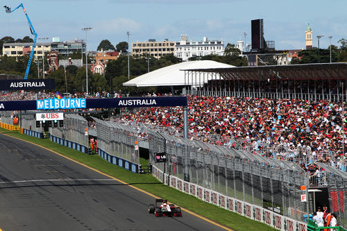 Narain Karthikeyan en la recta principal del circuito de Albert Park