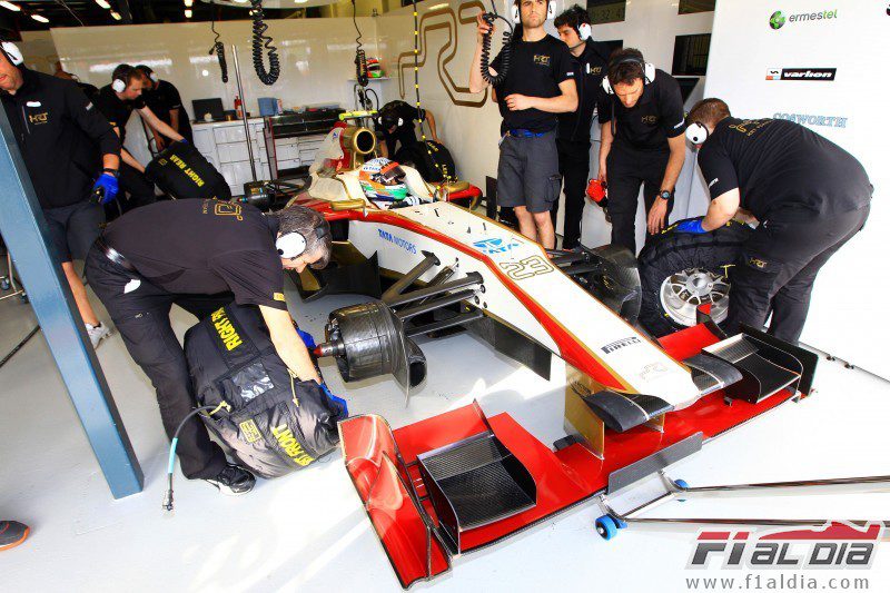 Narain Karthikeyan en el garaje rodeado por los mecánicos