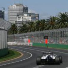 Vista trasera del Sauber en movimiento por Albert Park