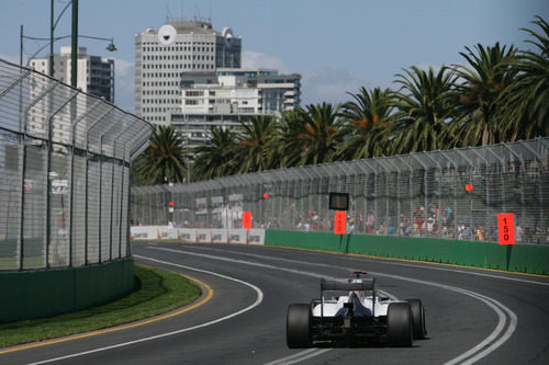 Vista trasera del Sauber en movimiento por Albert Park