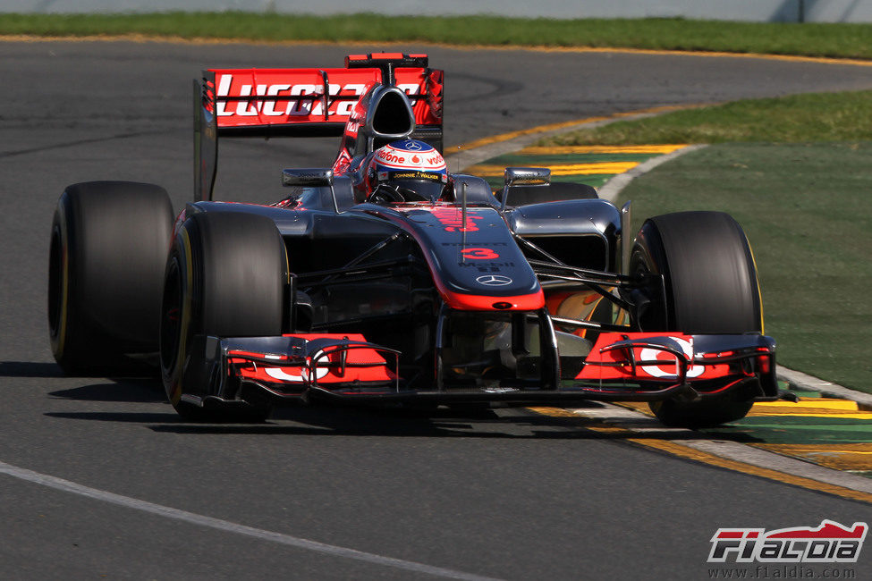 Jenson Button da una vuelta en el circuito de Albert Park