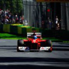 Fernando Alonso pilotando su F2012 en Albert Park