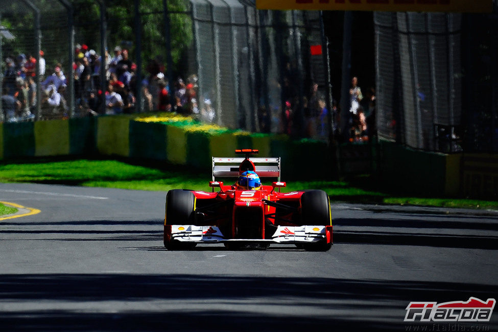 Fernando Alonso pilotando su F2012 en Albert Park