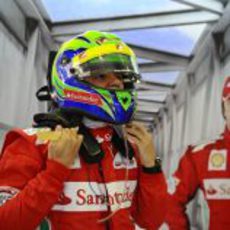 Felipe Massa se ajusta el casco antes de subirse al monoplaza