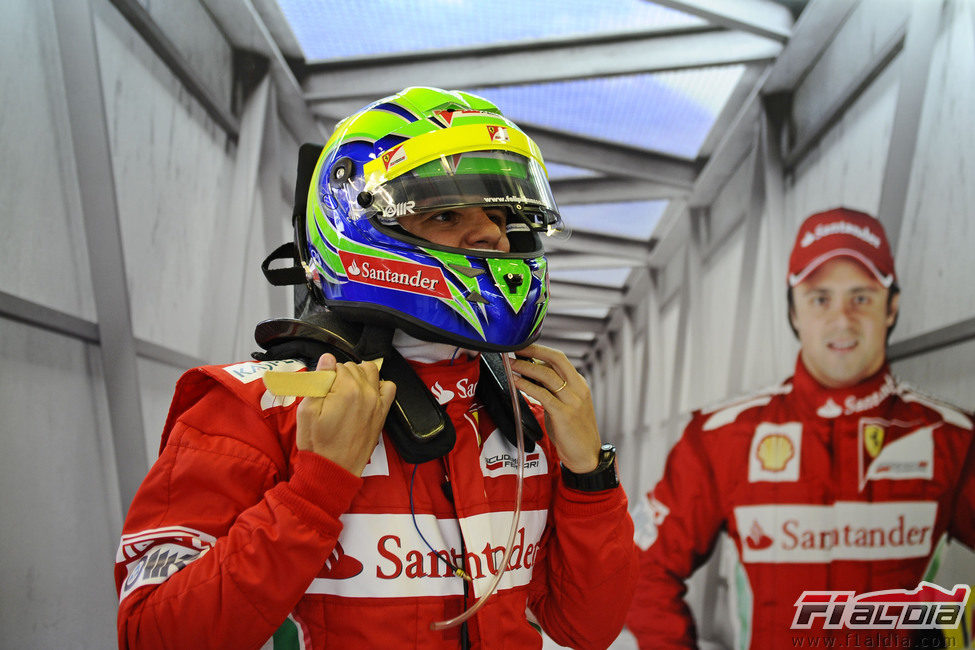 Felipe Massa se ajusta el casco antes de subirse al monoplaza