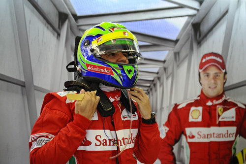 Felipe Massa se ajusta el casco antes de subirse al monoplaza