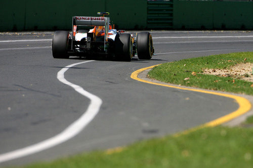 Vista trasera del VJM05 de Nico Hülkenberg sobre el asfalto de Albert Park