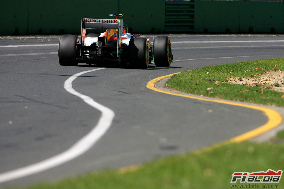 Vista trasera del VJM05 de Nico Hülkenberg sobre el asfalto de Albert Park