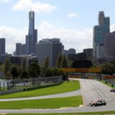 Paul di Resta se prepara para tomar una de las curvas de Albert Park