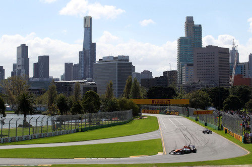 Paul di Resta se prepara para tomar una de las curvas de Albert Park