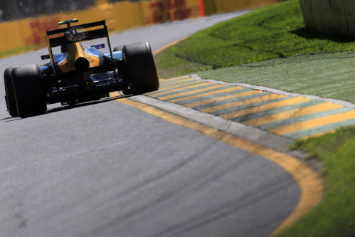 Vitaly Petrov rueda con el DRS abierto en su Caterham