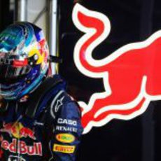 Sebastian Vettel parado en el box de Red Bull