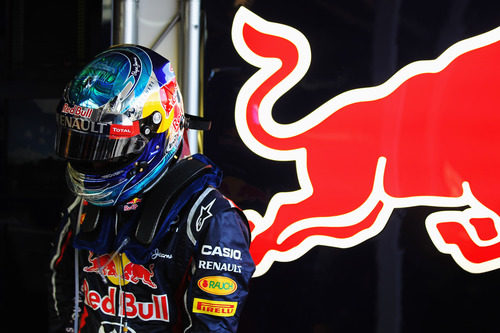 Sebastian Vettel parado en el box de Red Bull