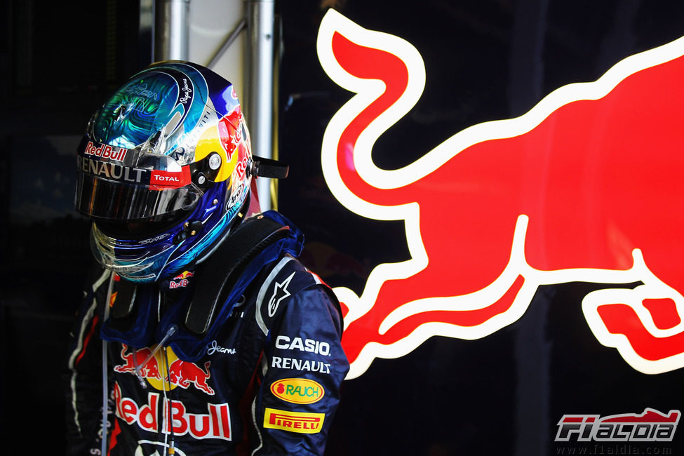 Sebastian Vettel parado en el box de Red Bull