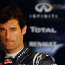 Mark Webber pensativo antes de subirse a su coche