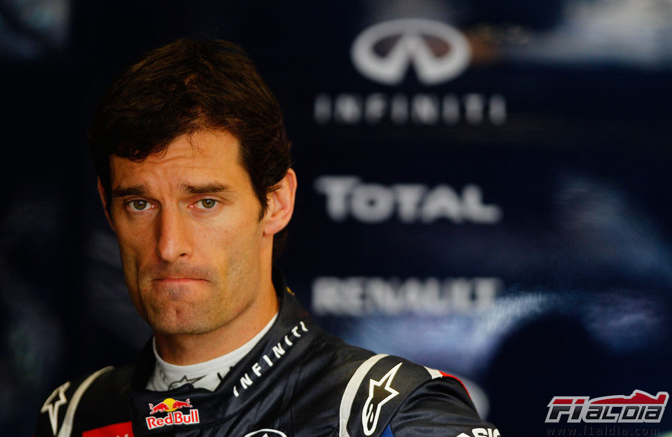 Mark Webber pensativo antes de subirse a su coche