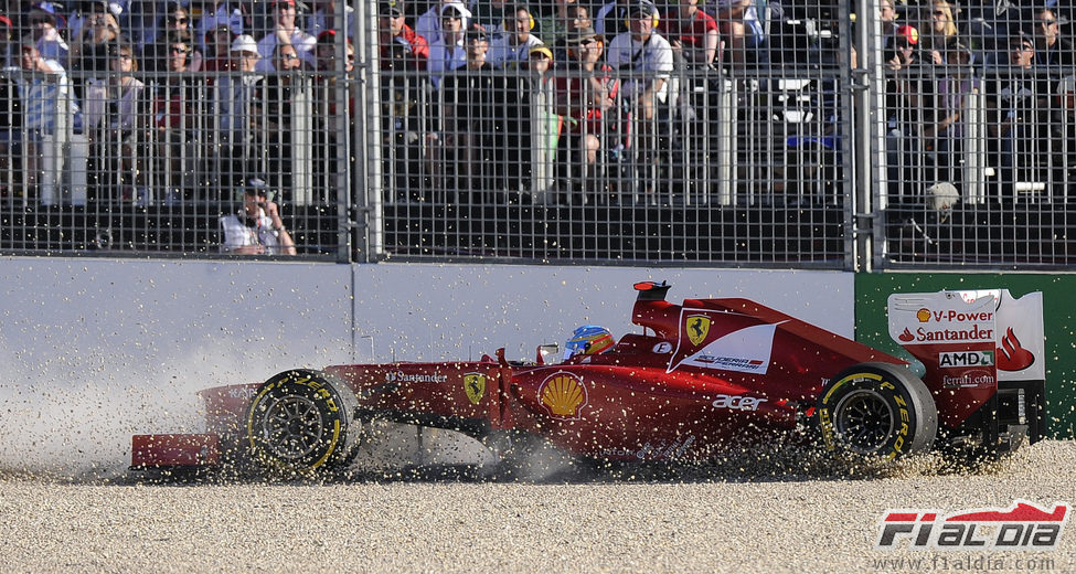 Fernando Alonso en la puzolana en el GP de Australia 2012