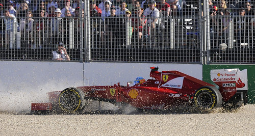 Fernando Alonso en la puzolana en el GP de Australia 2012