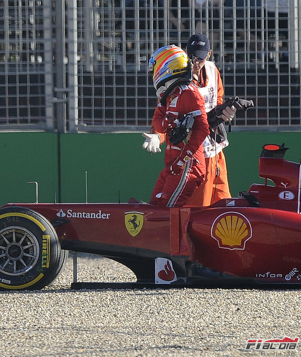 Fernando Alonso se enfada con el comisario de pista en Albert Park