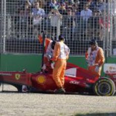 Fernando Alonso se baja de su coche accidentado en Melbourne